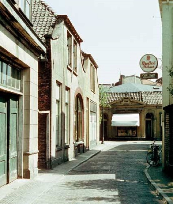 Hofstraat 6 rechts cafe Dam en 11 links groentenwinkel van Hoogland op achtergrond matrassenmakerij dekenstikkerij Lunter.jpg