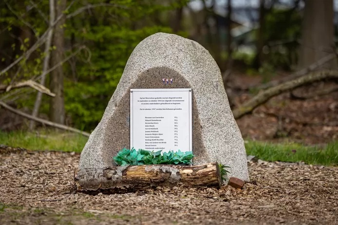 Sniedersveldweg kruising Knollerveldweg Vliegveld Twente Het monument voor de twaalf doden.jpg