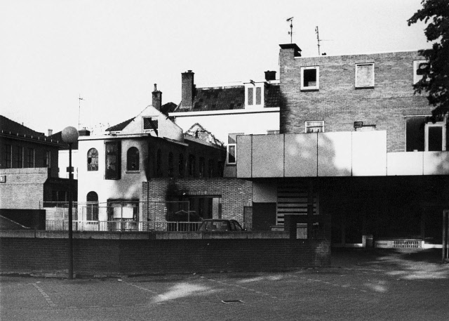 Klokkenplas 1 Achterzijde van de panden aan de Langestraat met uitgebrand café (later o.a. Jimmy´s en Chez Ria).jpeg