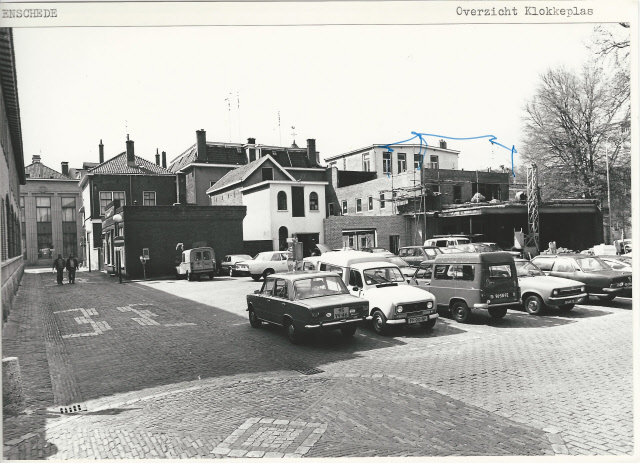 Klokkenplas 1 Links de Hofstraat richting Langestraat met helemaal links de muur van het stadhuis 24-4-1980.jpeg
