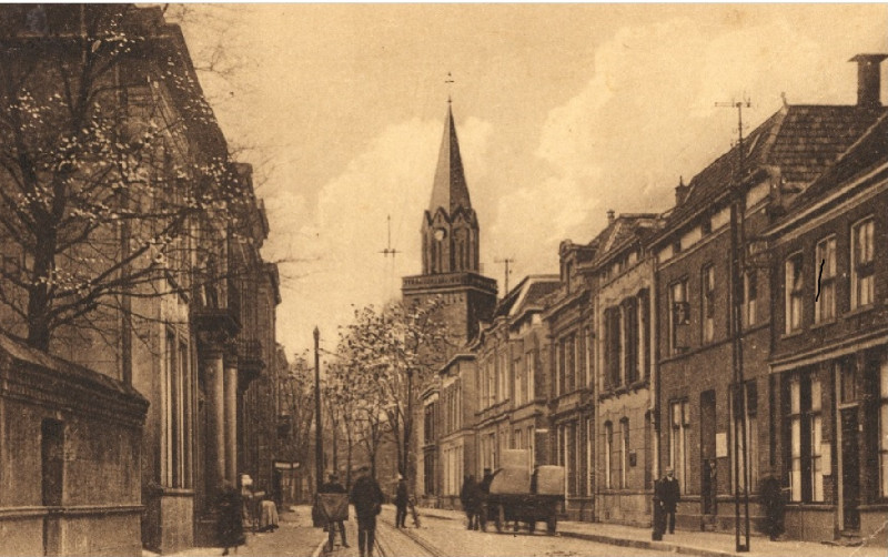 Langestraat 40-44  rechts het politieburea 1915.jpg