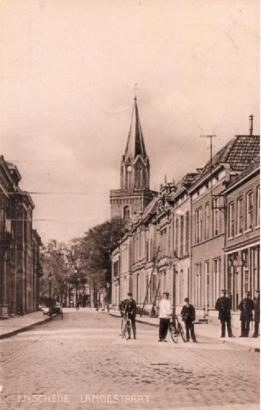 Langestraat 38-62 richting Markt. Rechts het politiebureau. 1907.jpg