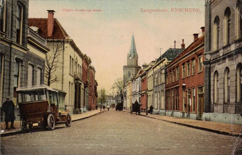 Langestraat 40 e.v. richting Markt. Rechts het oude stadhuis en daarnaast het politiebureau..jpg