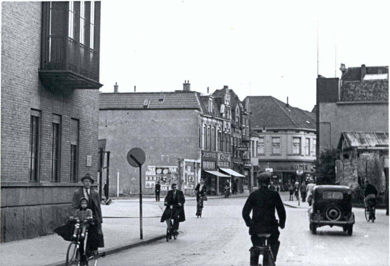 Langestraat 10 Albert Heijn. links hoek Haverstraat achtergrond De Klomp van Haren.jpg