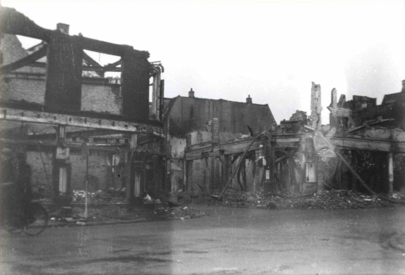Langestraat 12-22 Deel van getroffen panden, huisnummers 12 en  22 en Haverstraat 3,4,5. bombardement 22-2-1944..jpg