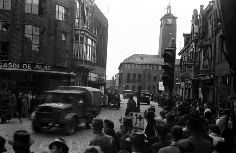 Langestraat 1 hoek Kalanderstraat en Oldenzaalsestraat  De Klomp bevrijding. winkel Magasin de Paris.jpg