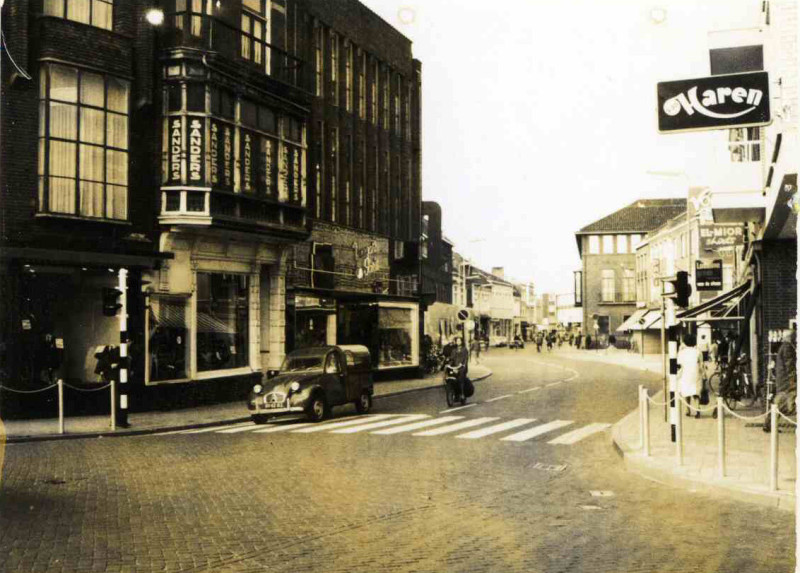 Langestraat 1-5 hoek Kalanderstraat 1967 Modehuis Sanders en Magasin de Paris.jpg