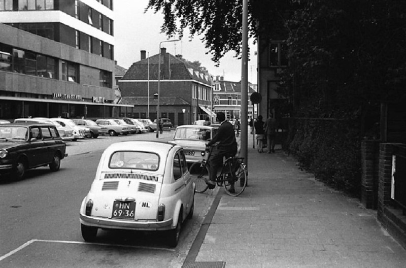 De Klomp 58 links kappersvakschool en politiebureau.jpg