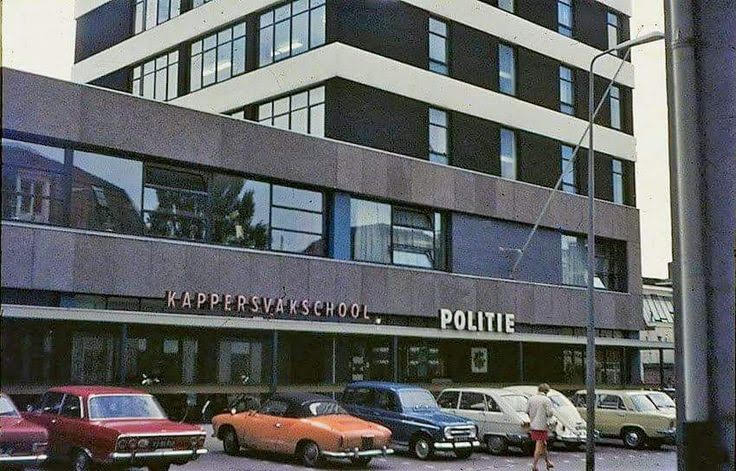 De Klomp 58-214 Espoortflat kappersvakschool politiebureau.jpg