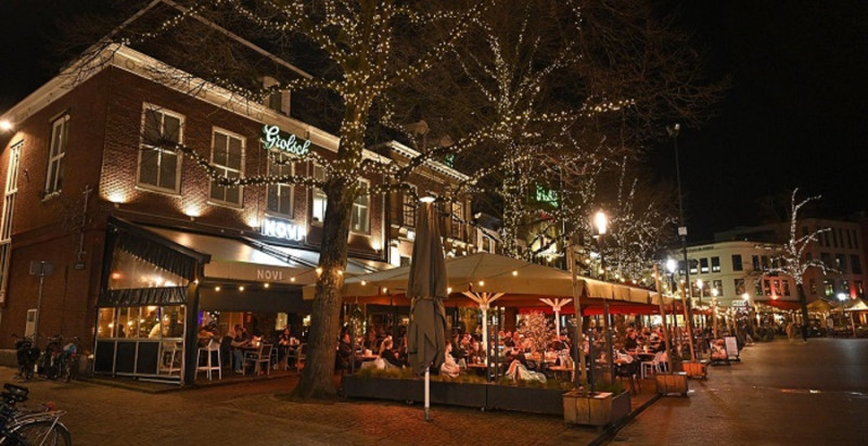 Oude Markt 2 Novi Gran cafe bij avond.jpg