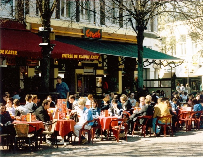 Oude Markt 5 Publiek op terras van café De Kater met er boven De Blauwe Kater.jpg