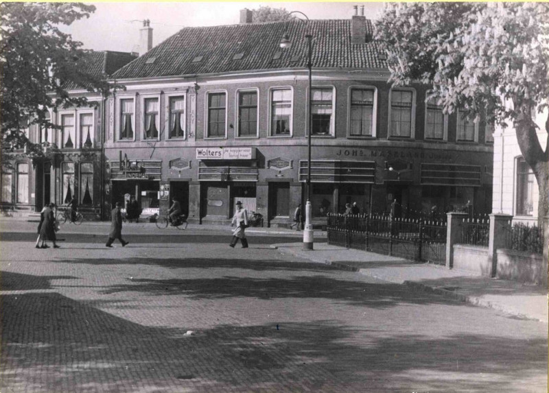 Markt 5-6-7-8 reisbureau Lissone Lindeman, Joh. Maseland, kapper J. Wolters aan de Oude Markt hoek Marktstraat rechts villa Cromhoff met hekwerk 1943.jpg