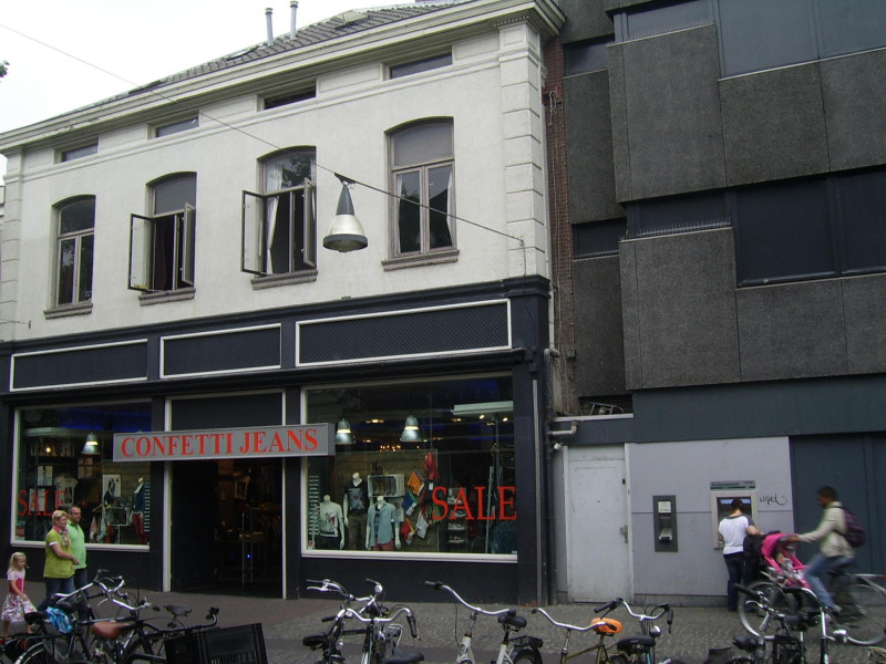 Marktstraat 2 hoek Oude Markt 8 met villa Cromhoff met zijkant vroegere villa Cromhoff nu winkel Confetti Jeans 2012.jpg