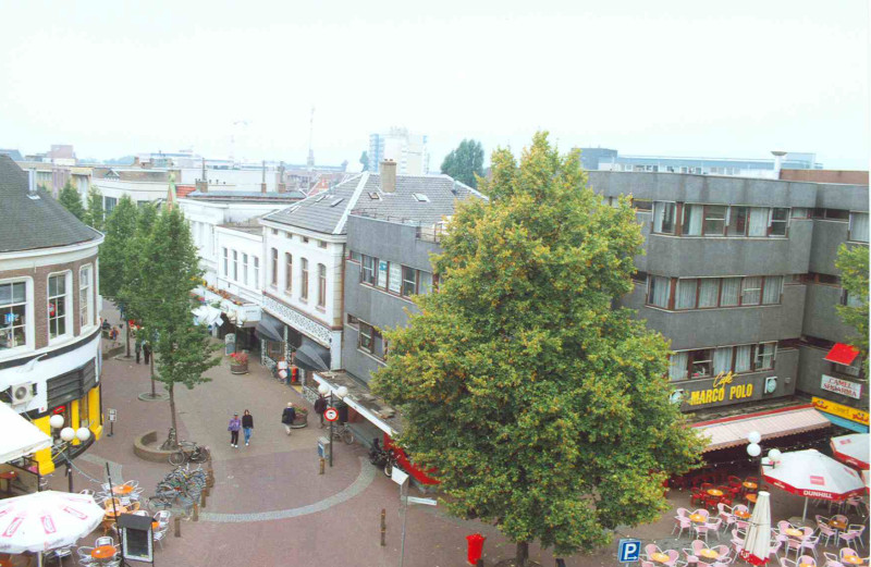 Oude Markt 9 Zicht vanaf de Grote Kerk op de Marktstraat Marco Polo.jpg