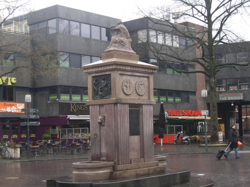 Oude Markt 9a Camel Shoarma en brandmonument.JPG