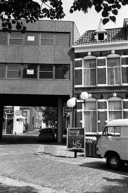 Oude Markt 10 onderdoorgang naar Bolwerkstraat. Broodje Bolleboos met ijs.jpg