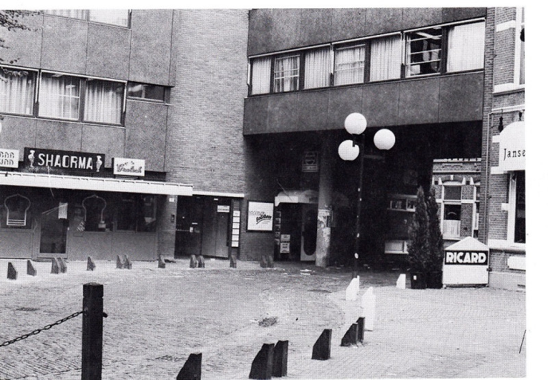 Oude Markt 10 onderdoorgang naar Bolwerkstraat. rechts Jansen en Janssen. Links Broodje Bolleboos.jpg