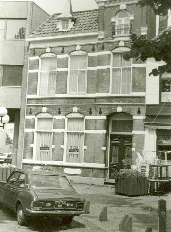 Markt 10  vroeger woonhuis R. Tattersall nu cafe Jansen en Janssen.jpg