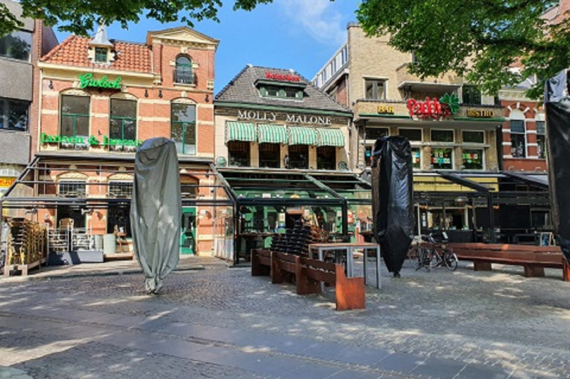 Oude Markt 10-11 cafe Jansen en Janssen en Molly Malone in coronatijd mei 2020.jpg