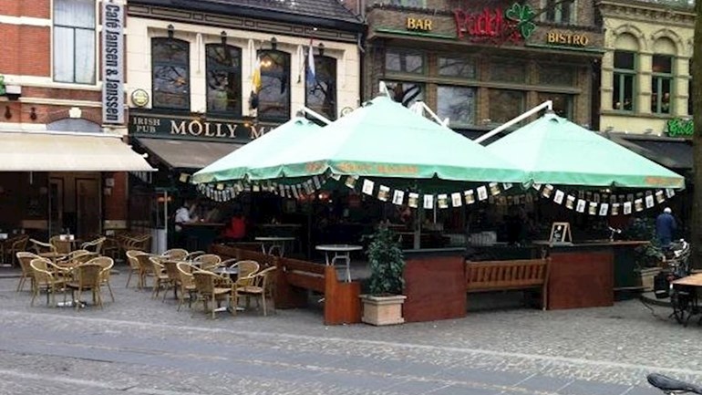 Oude Markt 11 Molly Malone Irish Pub terras (2).jpg