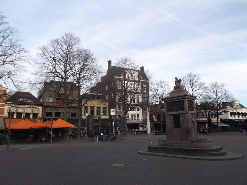 Oude Markt 11 brandmonument en Molly Malone.JPG