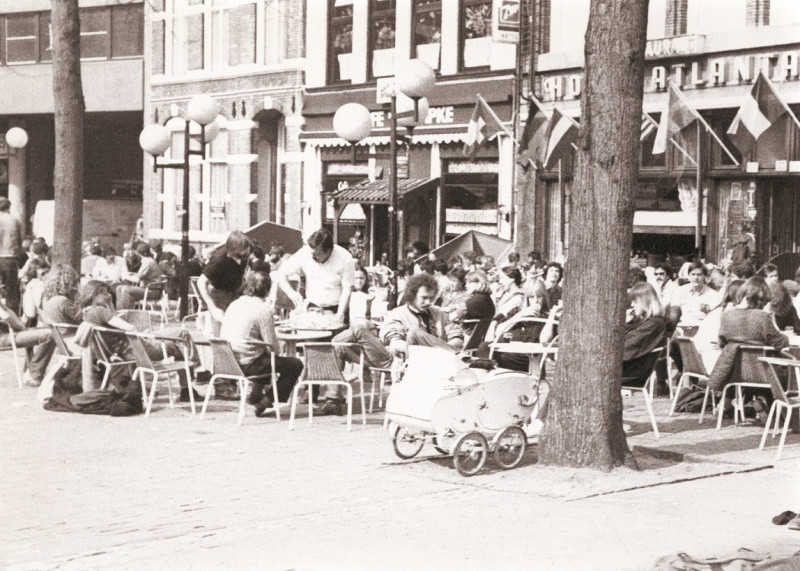 Markt 11-12 Zicht op deel cafe's ( o.a. café Het Pumpke) aan noordoostzijde Oude Markt met terrassen. Atlanta 1975.jpg