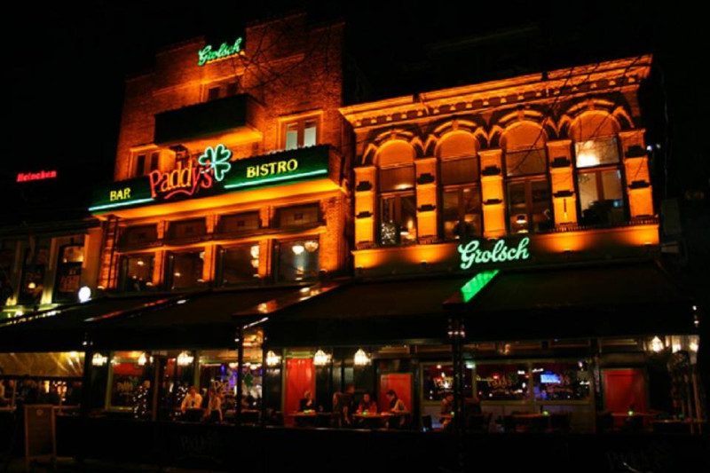 Oude Markt 12 bar bistro Paddy's bij avond.jpg