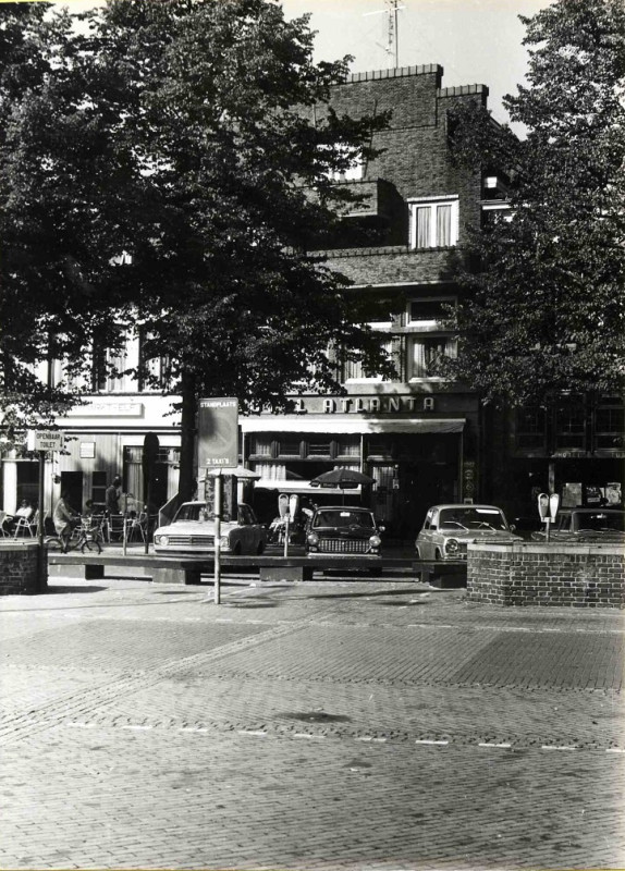 Markt 12 Zicht op hotel Atlanta en Markt-Elf 1970.jpg