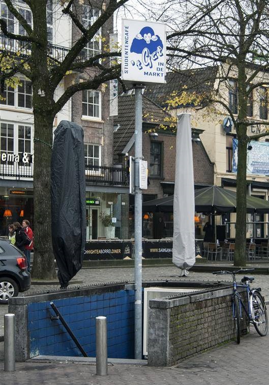 Oude Markt 13 cafe 't Gat in de Markt ingang naar beneden.jpg