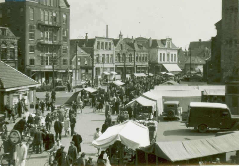 Markt 15-18 Markt Noordzijde. markthandel gezien vanuit de Marktstraat. 1935o.m.Concordia.jpg