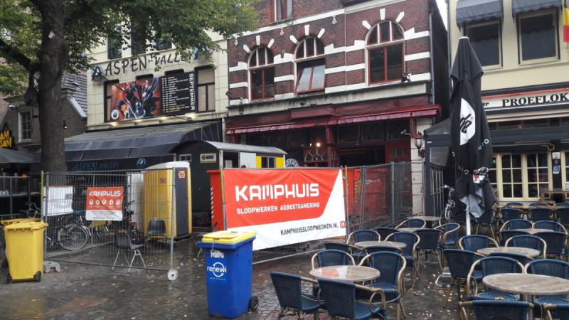 Oude Markt 18 cafe Aspen Valley en 19 Het voormalige Poort van Kleef wordt verbouwd 13-9-2018.jpg