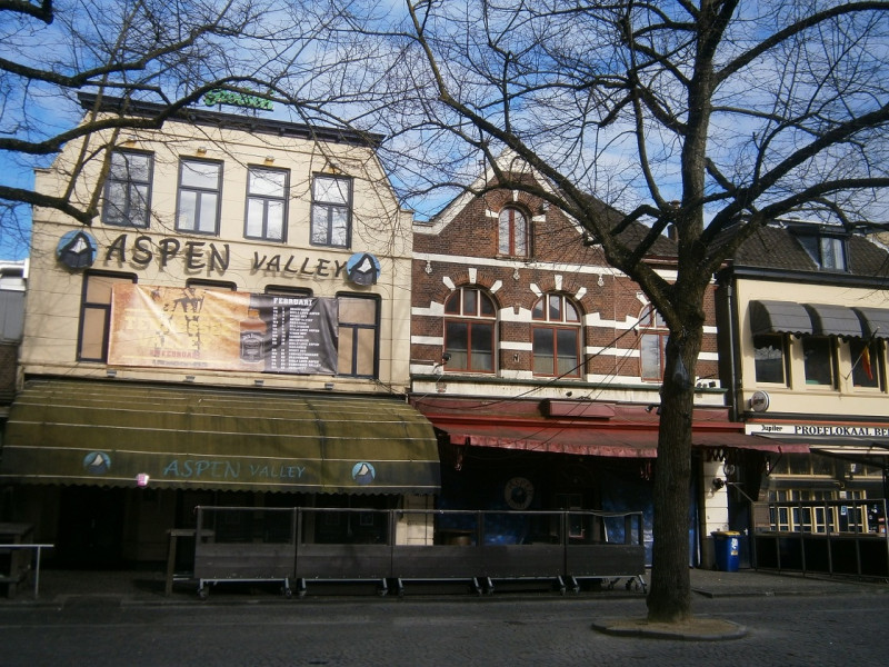Oude Markt 18-19 cafe Aspen Valley en voormalig cafe Poort van Kleef.JPG