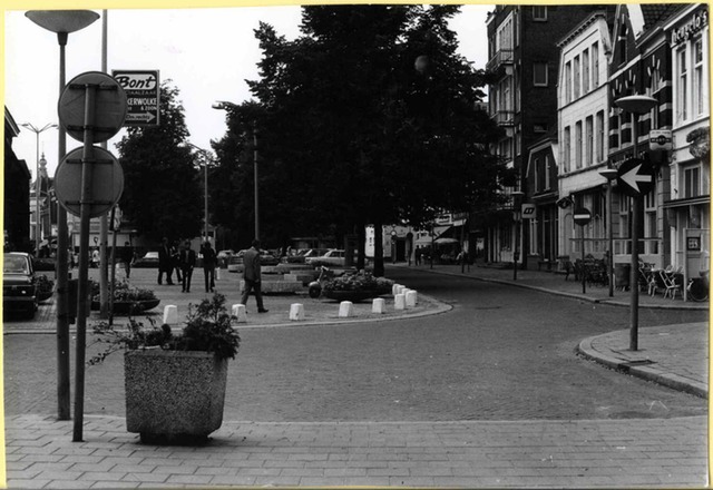 Markt 15-17-18 Concordia 1970 Zicht op Marktplein, rechts Concordia en enige cafés.jpg