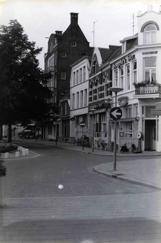 Markt 15-17-18-19-20  Vanaf Monopole tot Concordia vanuit Haverstraatpassage gezien 1970.jpg