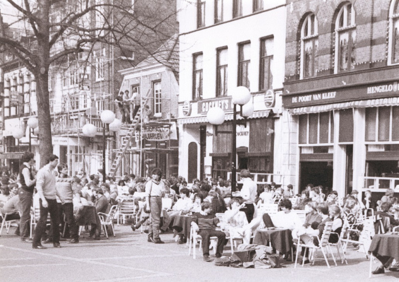 Markt 18 Zicht op terras en cafe's Poort van Kleef en Cockney's aan de oostzijde, Markt 17. 1975.jpg
