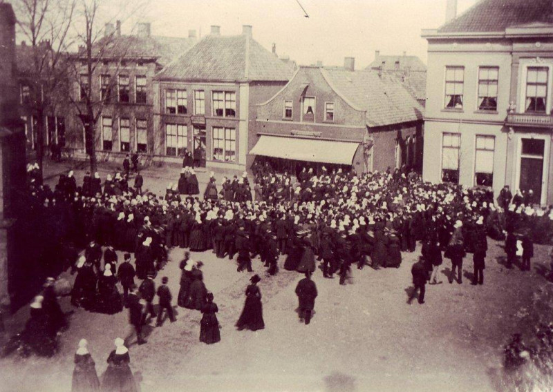 Markt 19  linomadefabriek Barske (nu Poort van Kleef) en slager Menco later manufacturenhandel De Zon later cafe Monopool 1893.jpg