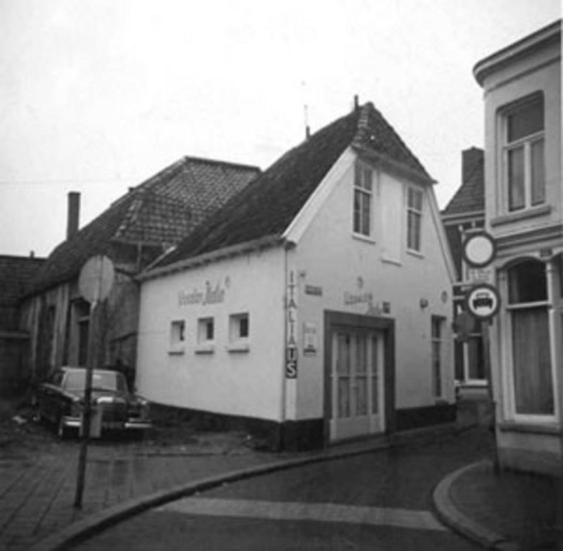 Bolwerkstraat 22 hoek Markt ijssalon.jpg