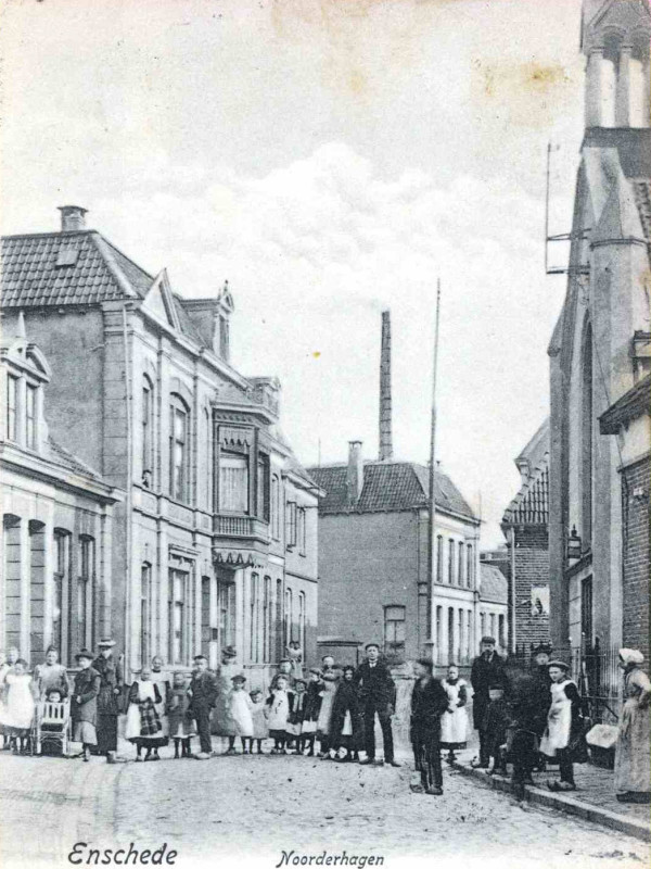 Noorderhagen 14 rechts kerkgebouw Elim  links de woningen tussen de Kloosterstraat 15-23 en Brinkgaarden 1902.jpg