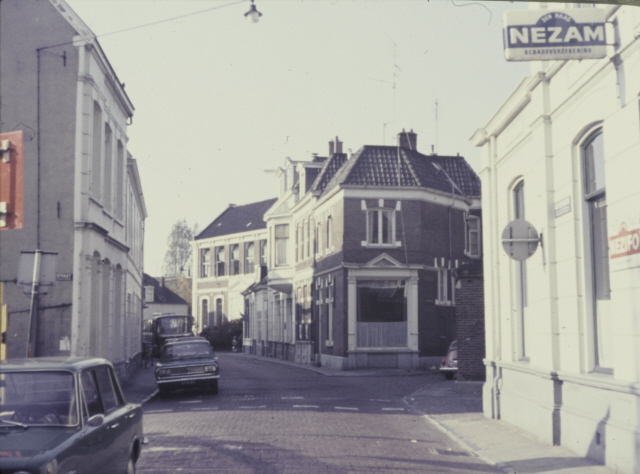 Noorderhagen 27 rechts pand Nezifo Nabij kruising met de Bolwerkstraat in westelijke richting 25-10-1972.jpeg