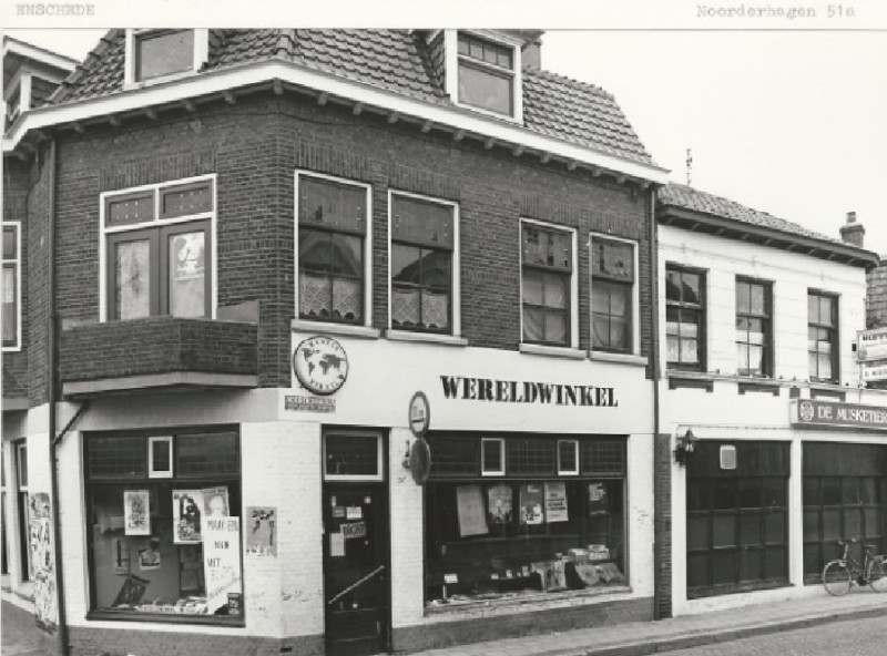 Noorderhagen 51a-53 Wereldwinkel op de hoek met de Van Lochemstraat, daarnaast  café De Musketier. 22-1-1981.jpg
