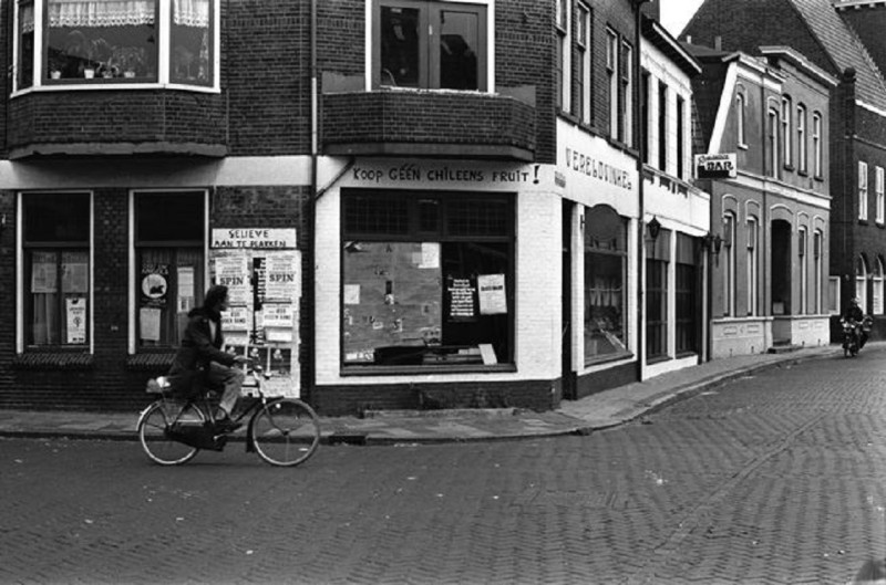 Noorderhagen 51, 53, 55, 57 hoek van Lochemstraat 37 Wereldwinkel en Benny's Bar.jpg
