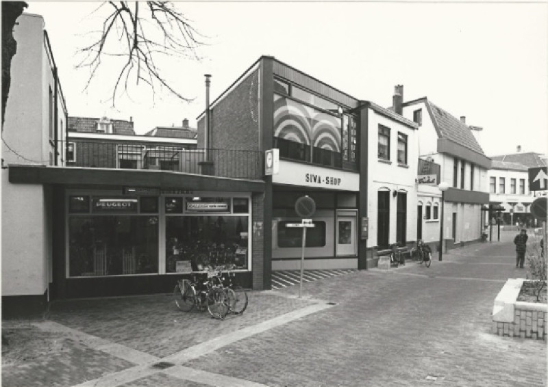 Noorderhagen 71-73 Achterzijde van Fietsenzaak Offrein Oldenzaalsestraat 33, SIWA Shop en café De Halve Maan. 22-1-1978.jpg