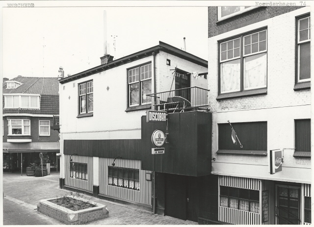 Noorderhagen 74 Discobar De Passage en rechts de Haverstraatpassage 22-1-1981.jpeg