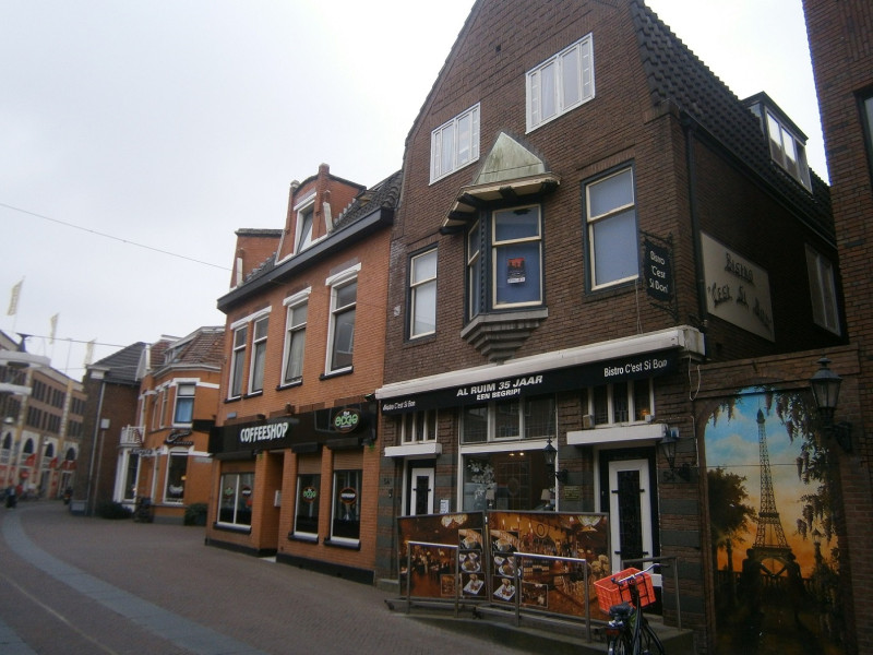 Noorderhagen 56 hoek Van Lochemstraat Coffeeshop The Edge en 54 bistro C-est ci bon.JPG