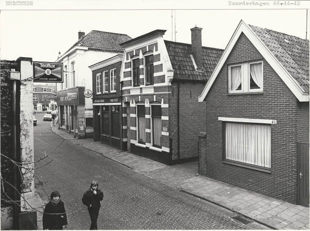 Noorderhagen 42-48 gezien in oostelijke richting, met o.a. Bar Exit en daarnaast Lasonder verf en behang 1981.jpeg