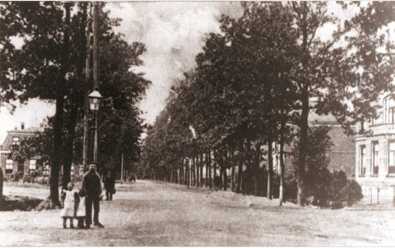 Haaksbergerstraat 244 rechts. links de Broekheurnerweg 1910.jpg