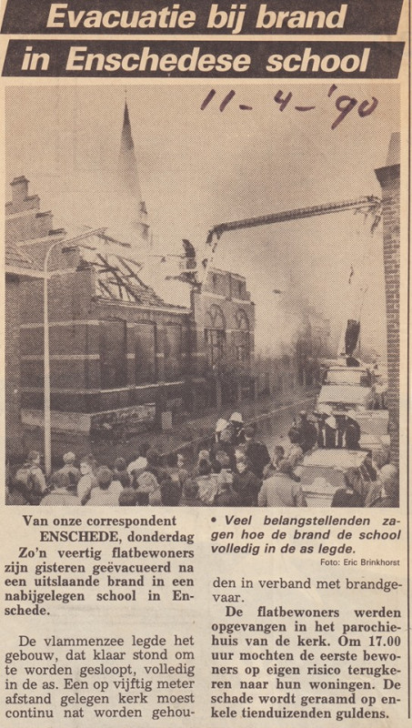 Nieuwe Schoolweg 2 R.K. Jozefschool brand krantenfoto 11-4-1990.jpg