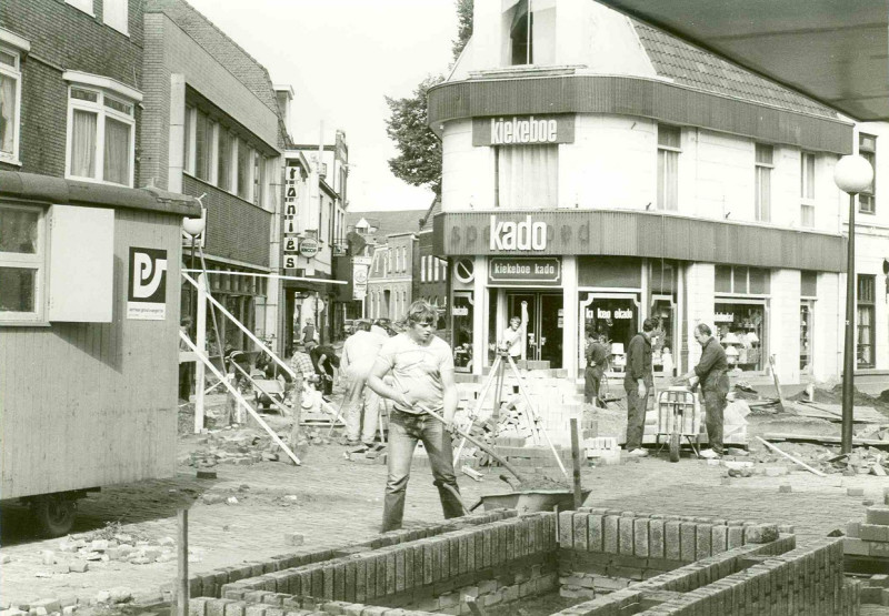 De Heurne 23 vroeger Oldenzaalsestraat Kruising met de Noorderhagen; bestratingswerkzaamheden sept. 1980. Kiekeboe. striekiezer.jpg