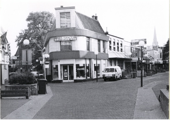 De Heurne 23 T.h.v. splitsing Noorderhagen zgn. Striekiezer met pizzeria 1991.jpg