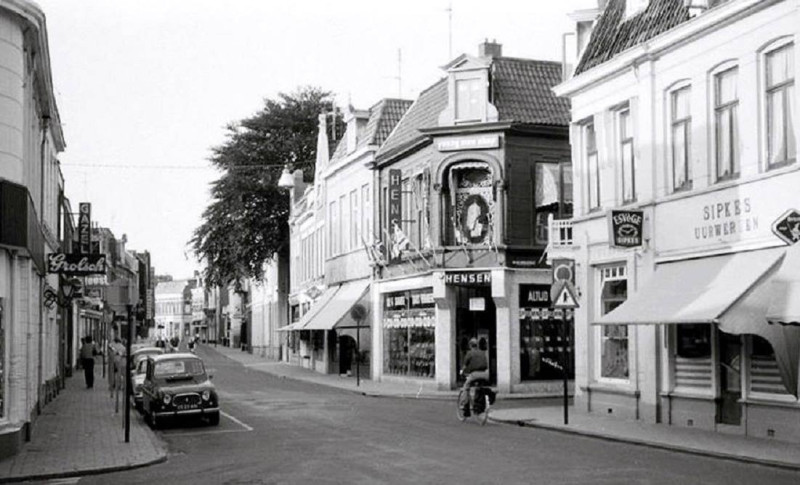 Oldenzaalsestraat 16-18 rechts EsVeGe en Sipkes uurwerken nu De Heurne met de kledingwinkel van Hensen op de hoek met de Wilhelminastraat..jpg